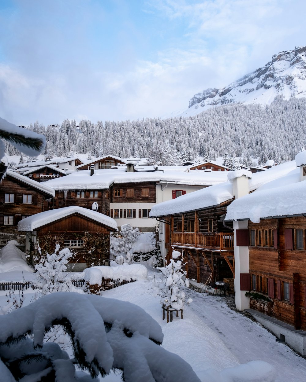 Casas alpinas cubiertas de nieve