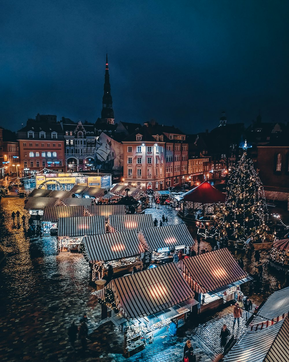 Mercado navideño iluminado en el centro medieval de Brujas