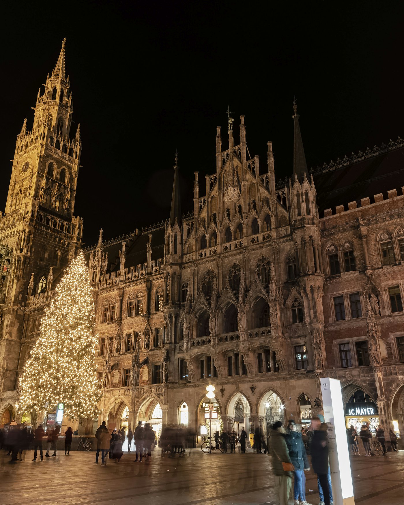 Ayuntamiento de Múnich con su árbol de Navidad iluminado de noche