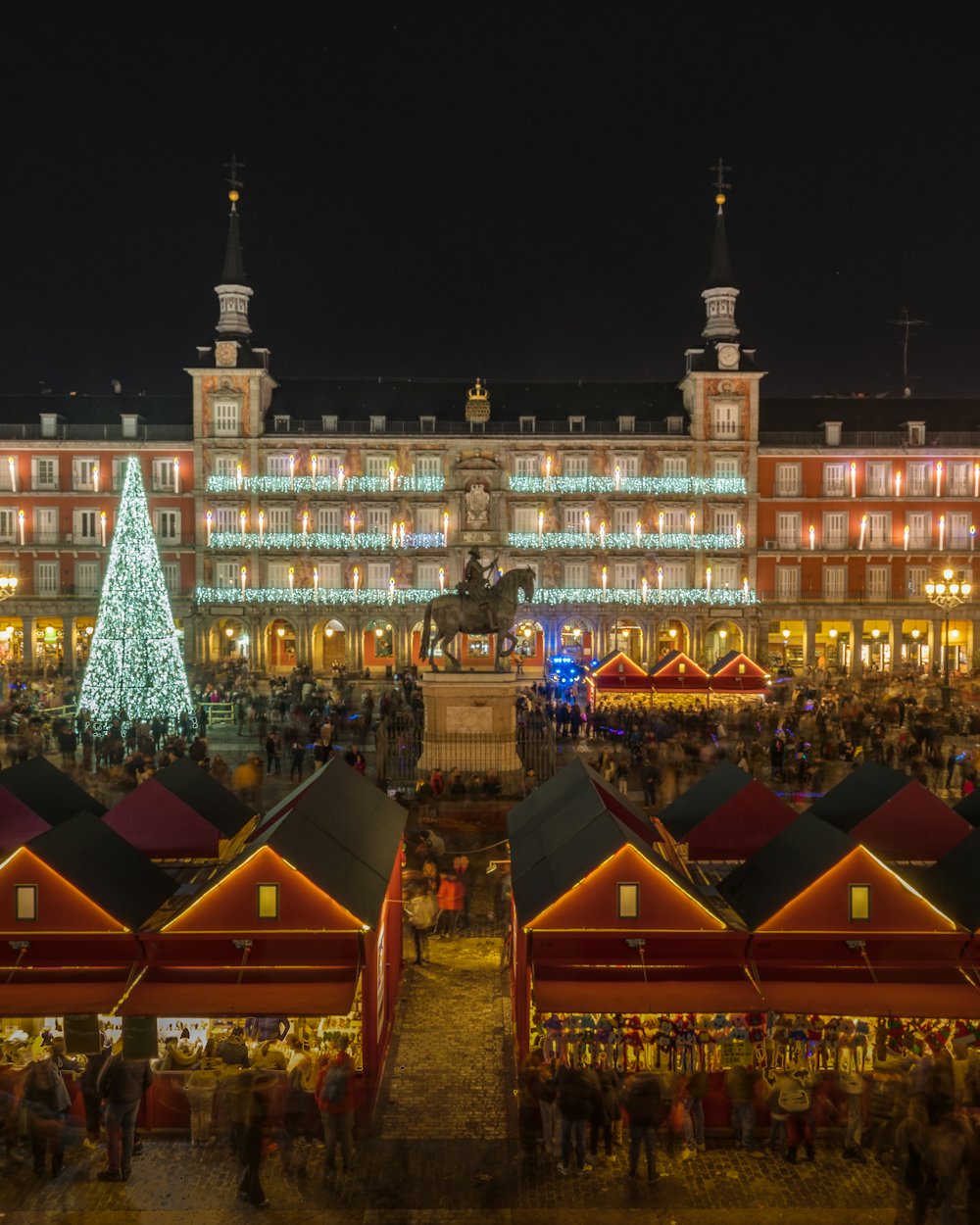 Mercado navideño de la Plaza Mayor de Madrid de noche