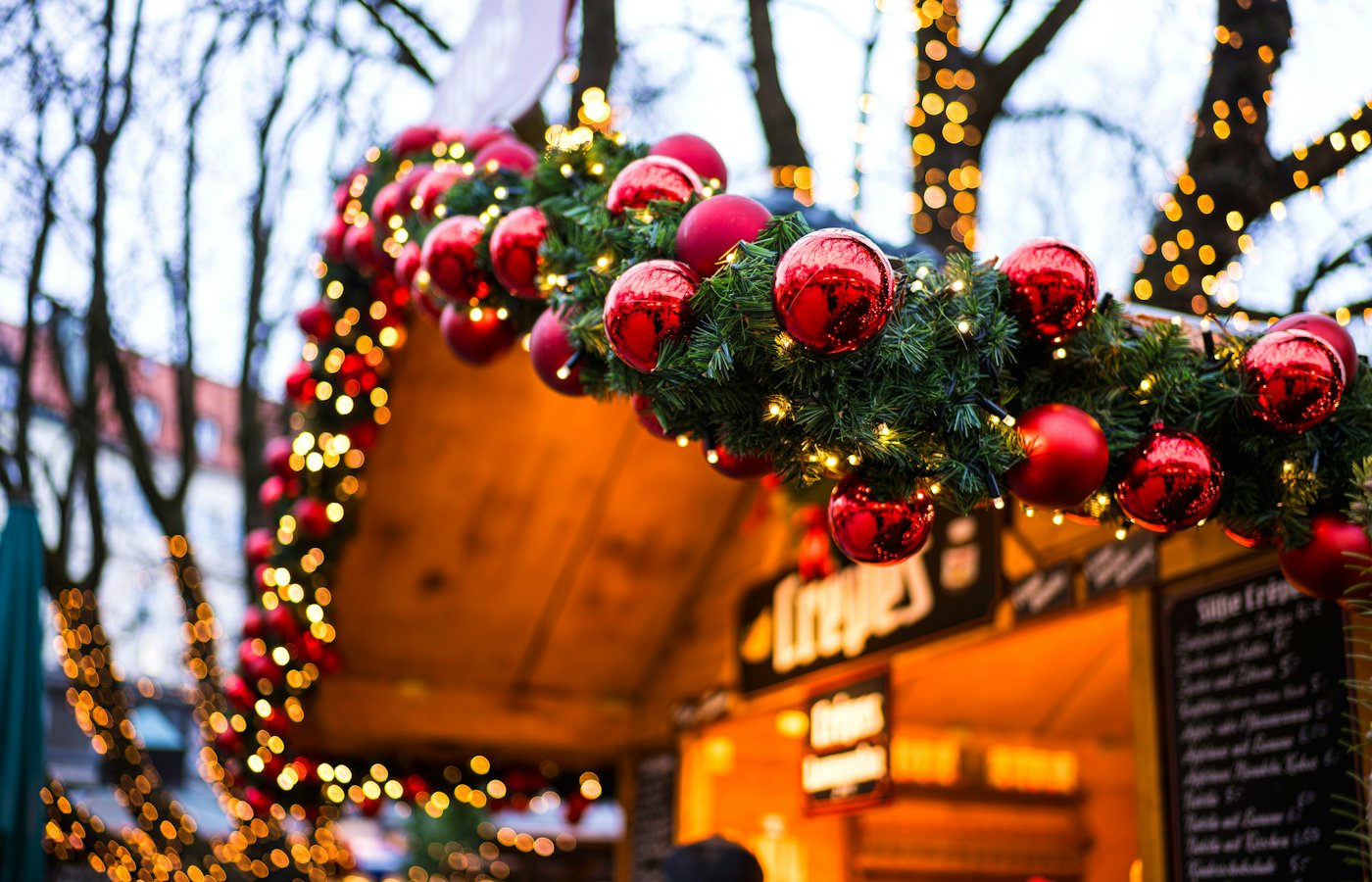 Puesto de mercadillo navideño con esferas y luces