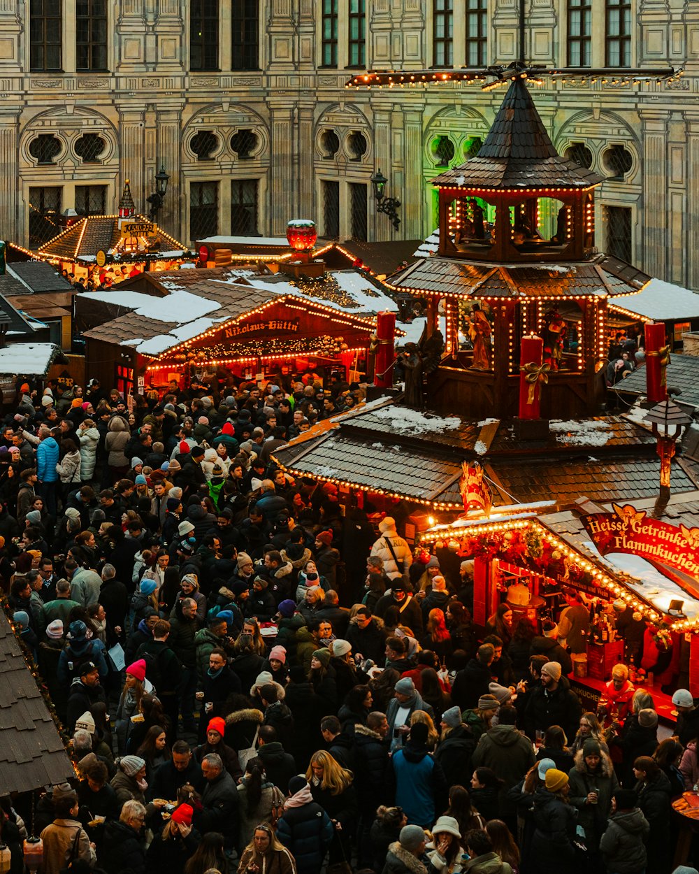 Puestos iluminados del mercado navideño de Múnich llenos de gente