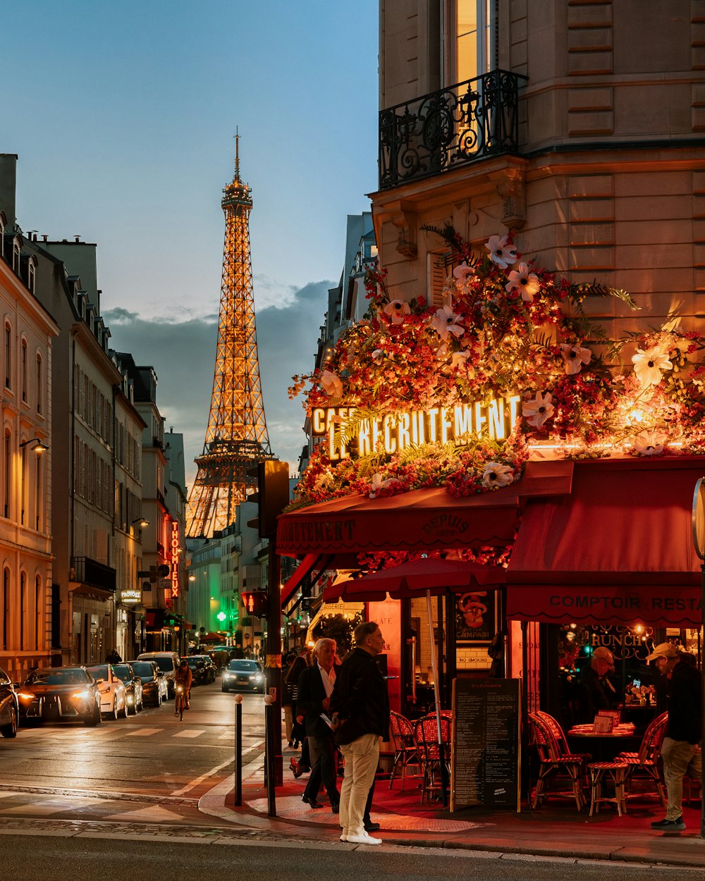 Torre Eiffel vista desde una calle de París con un café decorado de Navidad
