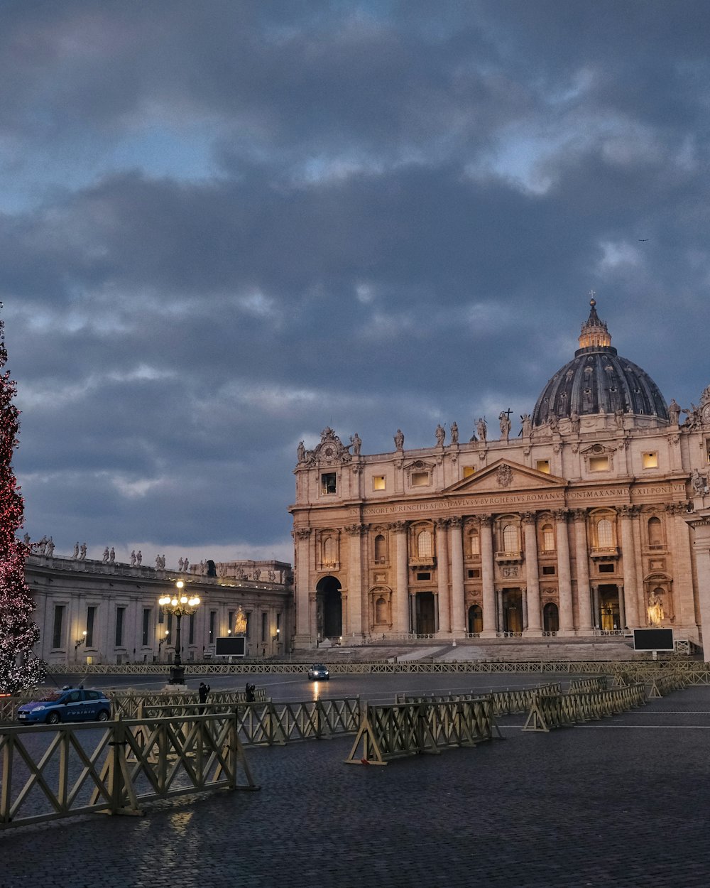 Plaza de San Pedro en Roma con su árbol de Navidad al anochecer