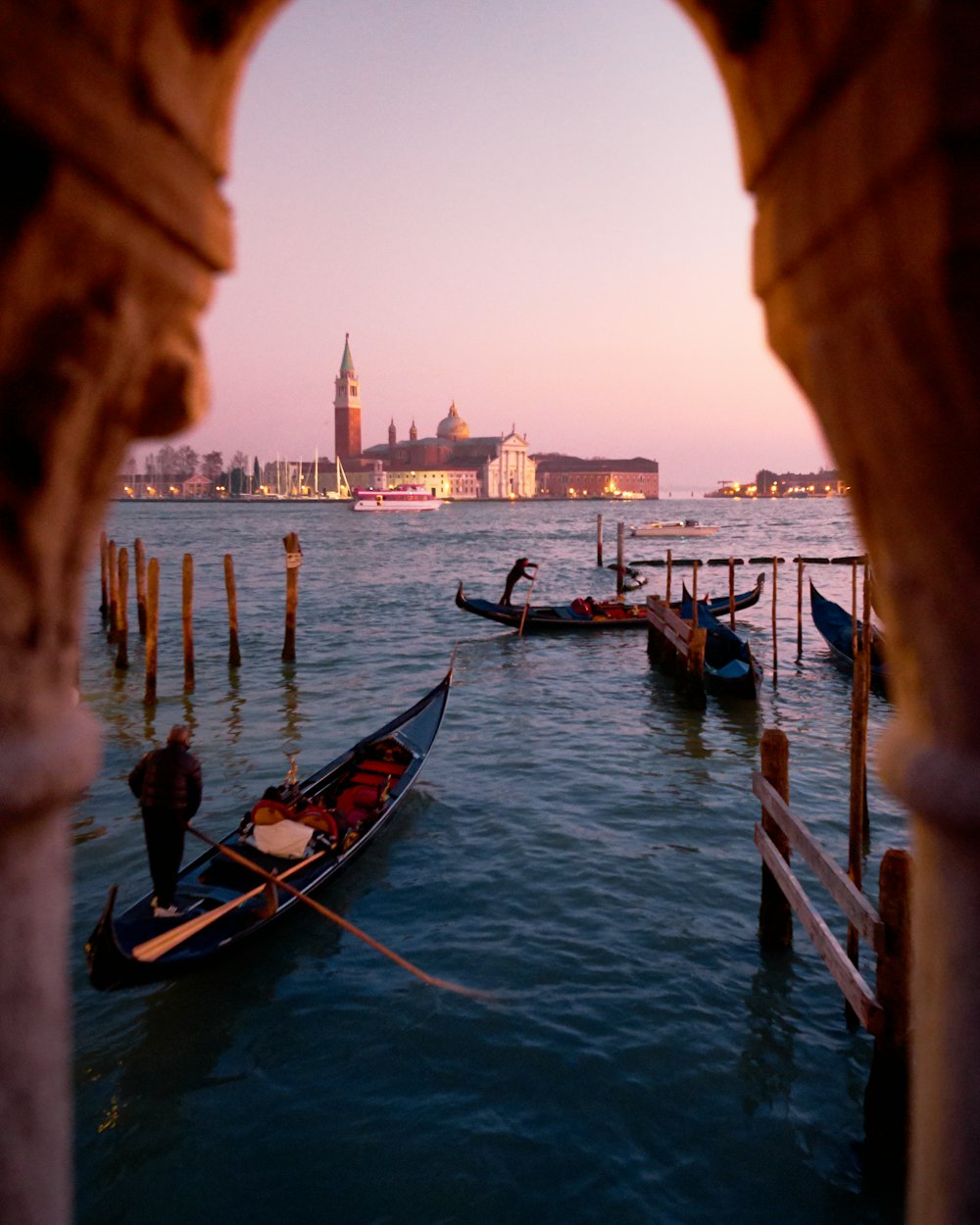 Góndolas en Venecia al atardecer