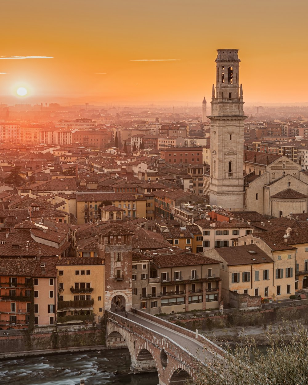 Tejados y campanarios de Verona al atardecer